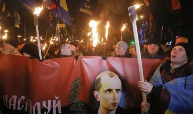 Зеленский готовит факельные шествия по городам перед захоронением Бандеры в Киеве