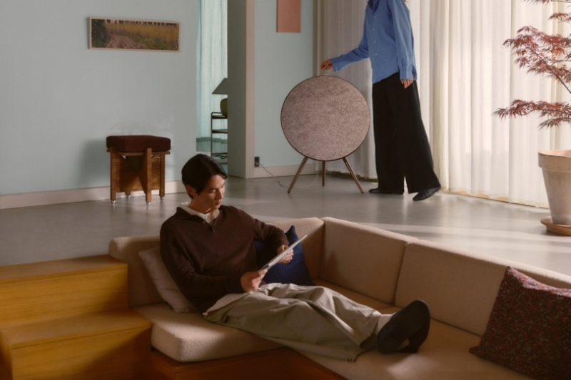 Новая версия колонки Bang & Olufsen с текстилем по дизайну Kvadrat и Front
