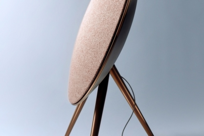 Новая версия колонки Bang & Olufsen с текстилем по дизайну Kvadrat и Front